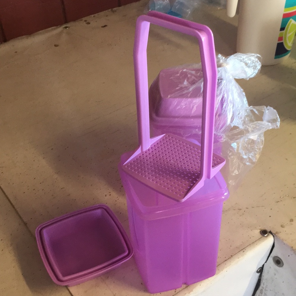 Tupperware container - Picture 2 of 4